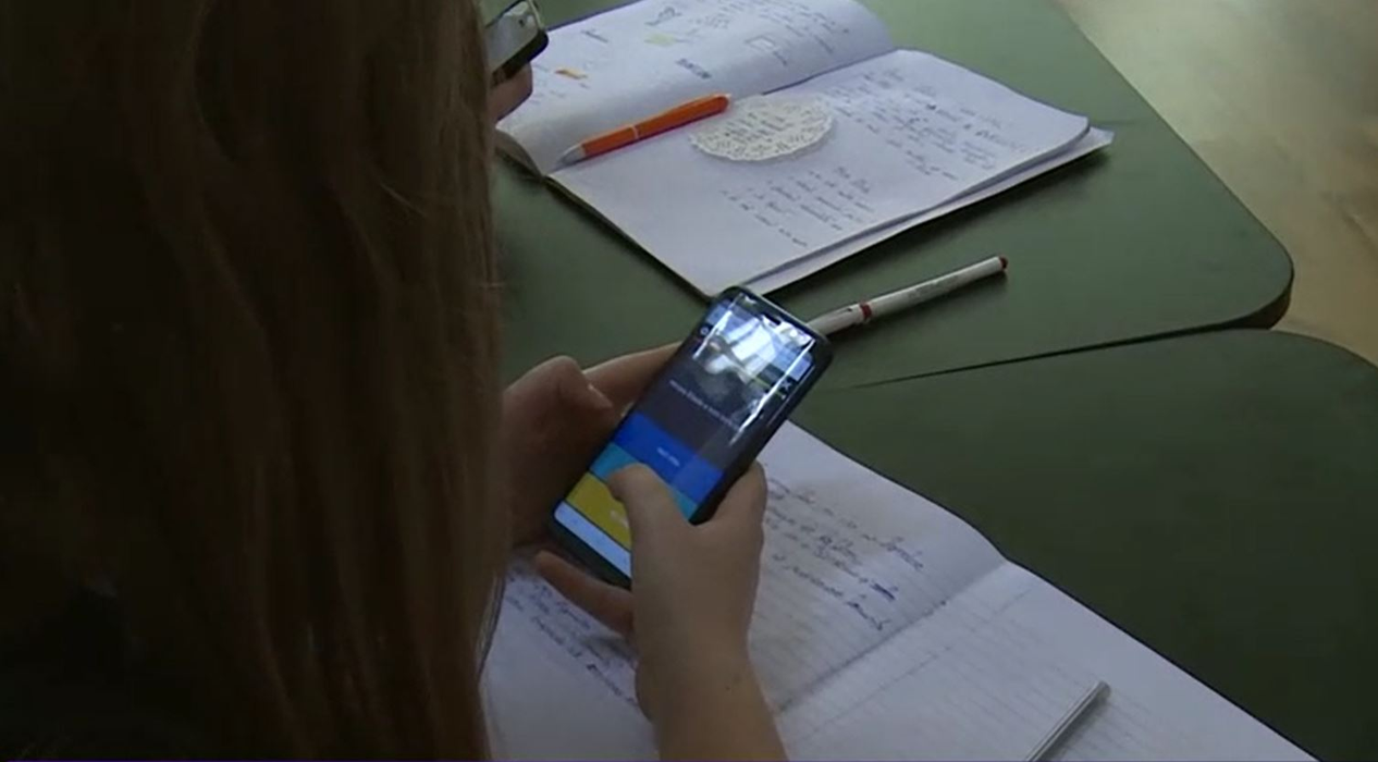 Un profesor din București, în lenjerie intimă la cursul online: “A fost un șoc să văd filmarea”. Părinții cer sancționarea cadrului didactic care nu este la prima abatere