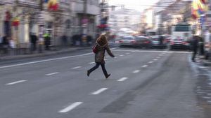 A traversat strada printr-un loc nemarcat, dar a scăpat de amendă! Care a fost scuza pe care a folosit-o