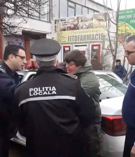 Traversare nepermisă în Piatra Neamț! Un bărbat a fost pus la pământ și încătușat după ce a trecut strada neregulamentar