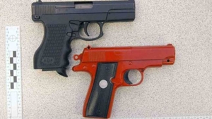 A amenintat ca-i impusca pe politisti cu un pistol de plastic! O sa ramai socat daca il vezi CUM ARATA acum