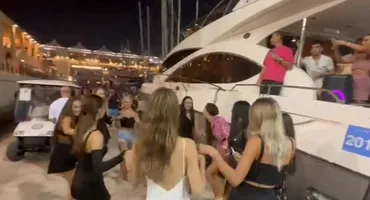 România e prezentă la CM din Qatar! Mai multe “bunăciuni” au făcut senzație, lângă un yacht, și au atras privirile tuturor | VIDEO
