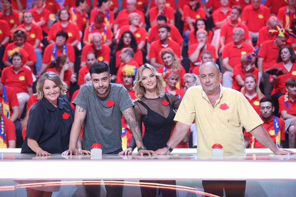 “Mama Natură”, atingeri fierbinți cu iubitul în văzul tuturor! Imagini exclusive cu Roxana Ionescu și Tinu Vidaicu