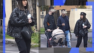 Nicole Cherry a dat microfonul pe biberon! "Tata Cherry" n-o scapă din ochi pe artistă, chiar dacă s-a așezat la casa ei!