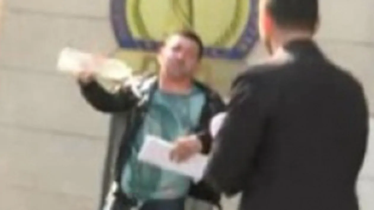 Protest extrem în Capitală! n bărbat şi-a turnat benzină pe el şi a ameninţat că-şi dă foc