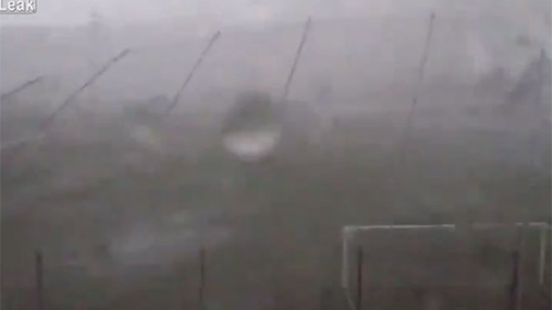 Stadion distrus de o mega tornada! Imagini incredibile surprinse chiar in mijlocul furtunii!
