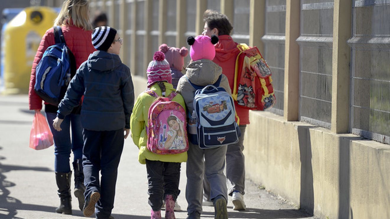 Ministrul EDUCAŢIEI a făcut anunţul: se modifică REGULAMENTUL şcolilor! Ce se va întâmpla cu telefoanele