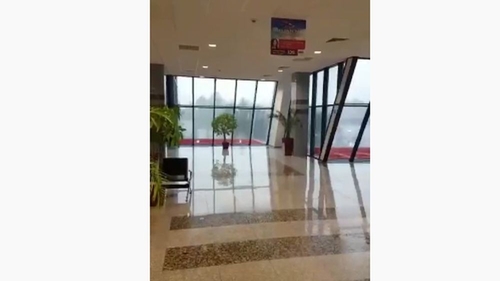 Plouă prin tavanul aeroportului din Craiova! Imagini surprinse de un pasager