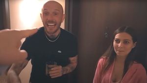 Cătălin Bordea, filmat beat-turtă într-un hotel din Piața Neamț. Scandal și manele pe hol, la ora 5:06 dimineața