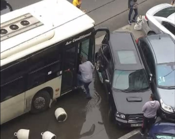 6 maşini distruse de un autobuz în Capitală. Poliția a ajuns, rapid, la fața locului
