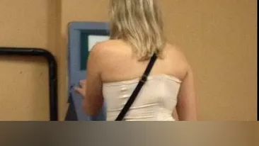 Nici prin cap nu o sa iti treaca cum a fost surprinsa aceasta femeie la un bancomat!