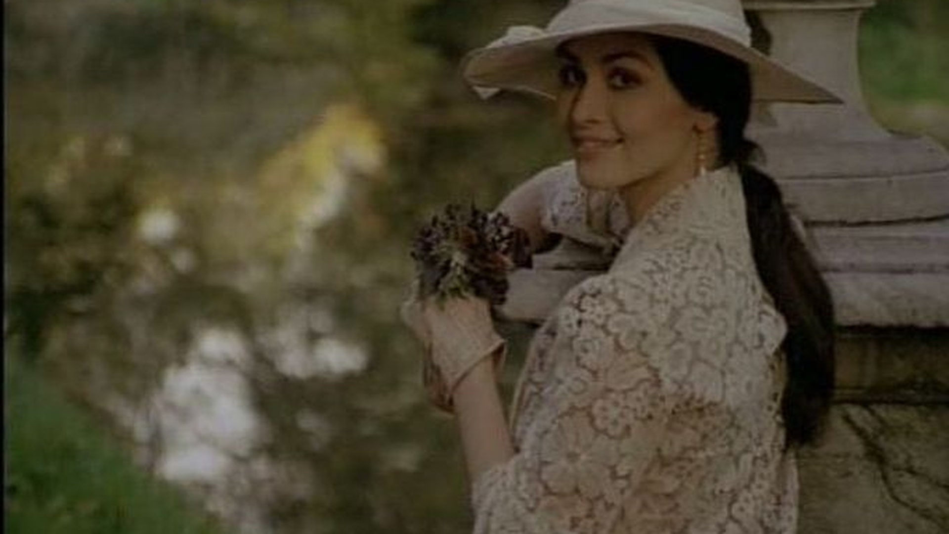 Anca Nicola, actrita din Ciuleanda, este sora Adnanei din "Toate panzele sus"! O duce de minune in Franta!