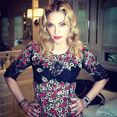 Madonna iese la plimbare, deghizată din cap până-n picioare