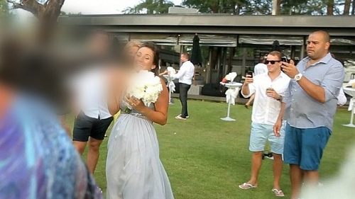 A trait surpriza vietii ei la propria nunta! A venit fara invitatie si era cat pe ce sa-i manance parul...