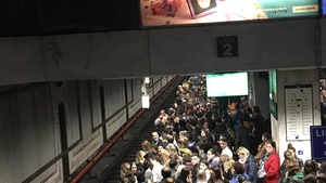 Este haos la metroul din București. Trenuri oprite în stații și în tuneluri