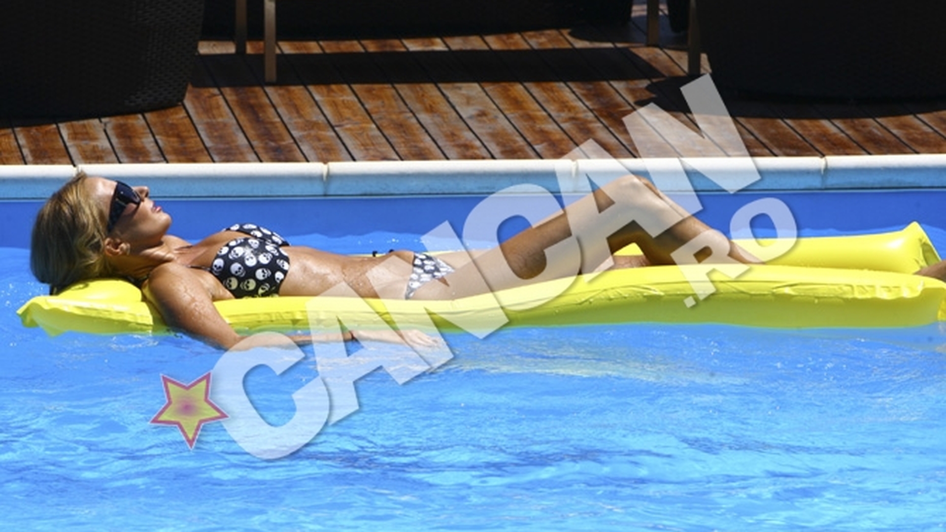 Crina Abrudan e mai periculoasa ca moartea! Arata bestial la piscina intr-un costum de baie plin cu imaginile barbatilor morti dupa ea