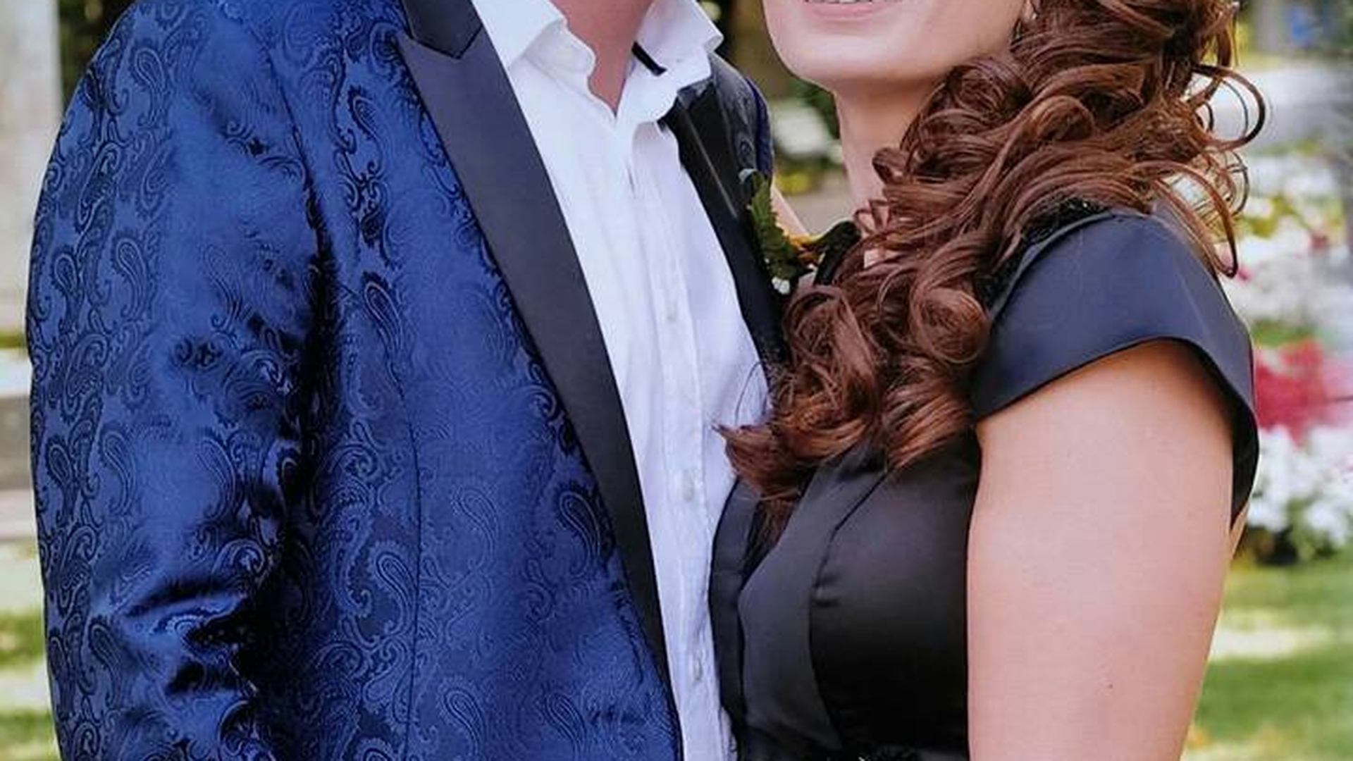 Femeia de afaceri din Vaslui care s-a sinucis şi a fost găsită de fetiţa ei, condusă pe ultimul drum! Ce a făcut soţul la căpătâiul ei
