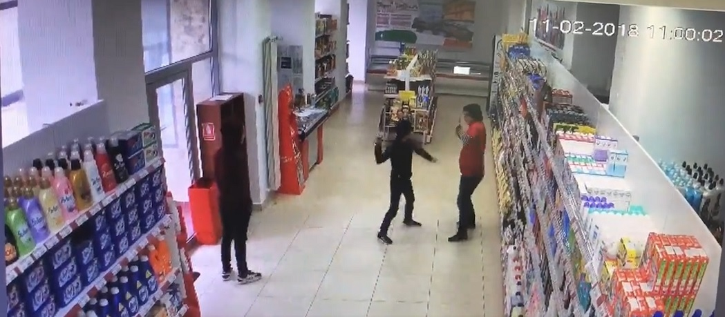 Vânzătoarea este îngrozită de atac