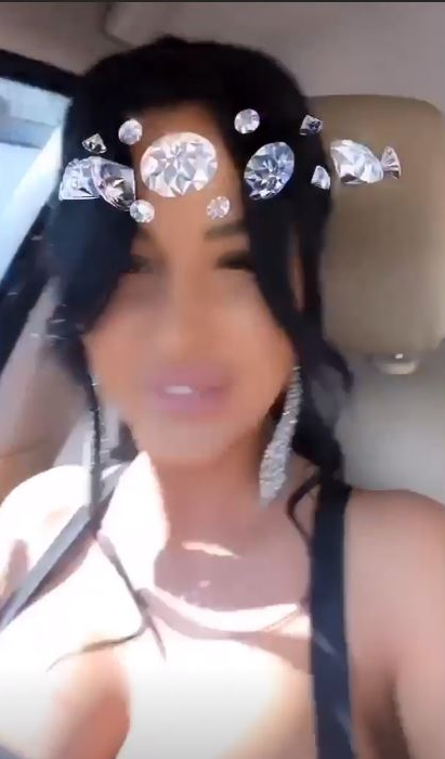 Daniela Crudu, lăsată fără cuvinte de un bărbat care i-a oferit un show incitant în plină stradă! Reacția brunetei când acesta a făcut unele semne obscene