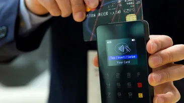 A apărut taxa pentru cei care plătesc cu cardul. Puțini știu despre ea