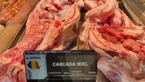 Nu este o eroare! Cu câți lei se vinde 1 kg de carcasă de miel în Carrefour, acum, cu două săptămâni înainte de Paște!