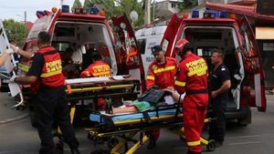 Un microbuz, care transporta 14 români întorși din Franța la centrul de carantină, s-a răsturnat
