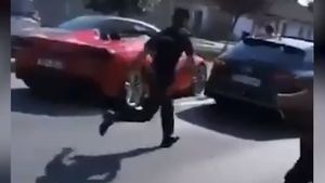 Momentul în care un polițist este lovit de un Ferrari, la Bocșa. Bolidul, oprit ca în filme, cu focuri de armă!