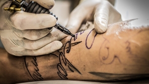 S-a tatuat accidental, așa că a ales să facă ceva util din propria greșeală: „Îmi place cu adevărat ideea”
