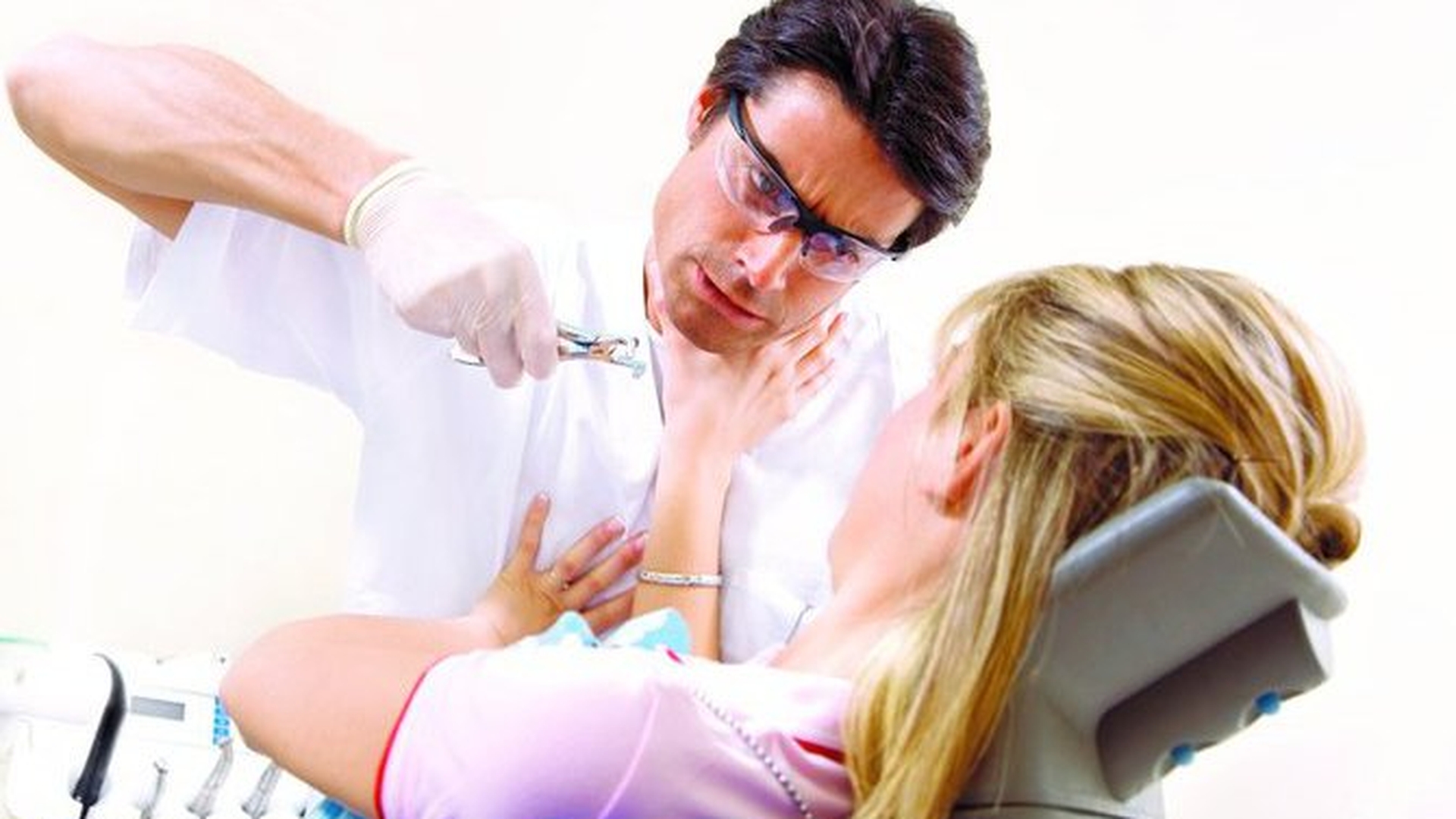 A dat peste un medic beat si i-a scos o masea sanatoasa