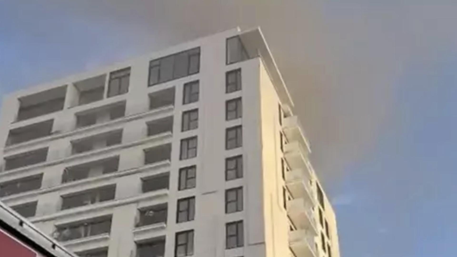Incendiu violent într-un bloc de 11 etaje din București! 17 persoane au ajuns la spital