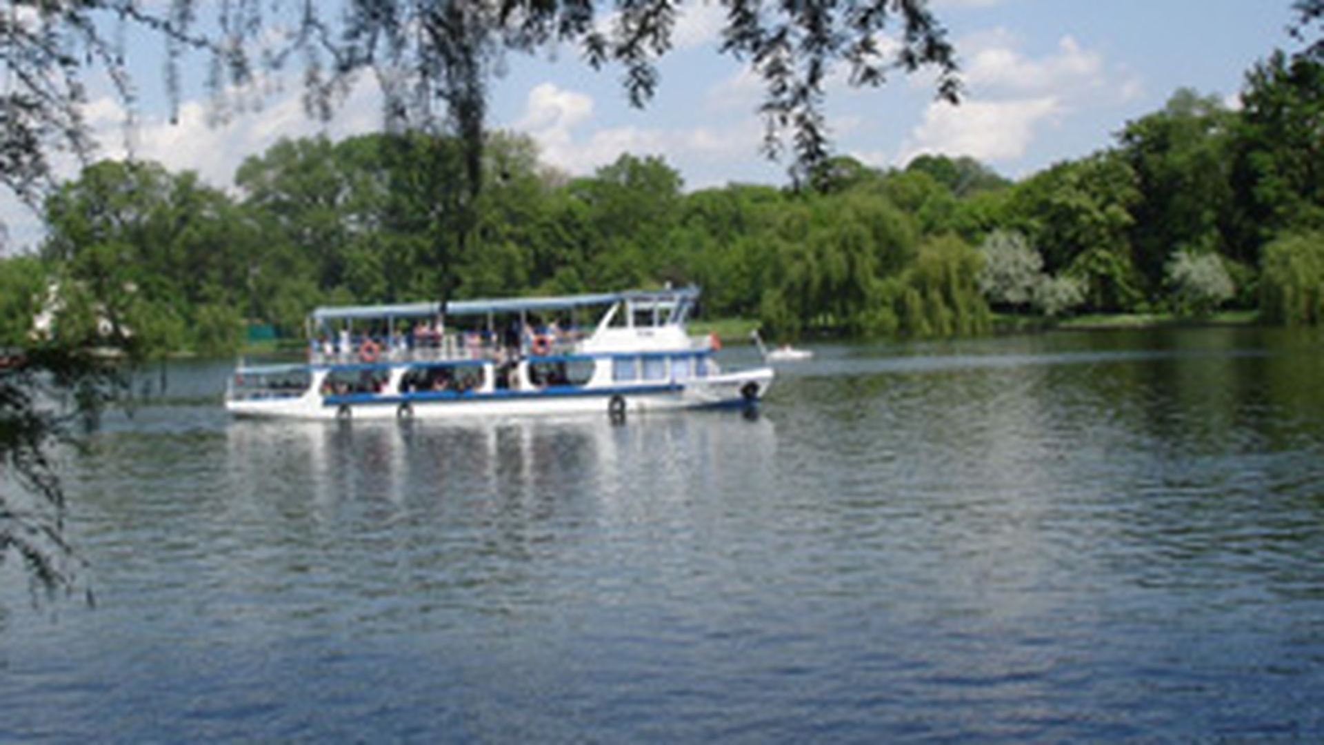 Plimbari gratuite cu vaporasele pe Lacul Herastrau, luni si marti