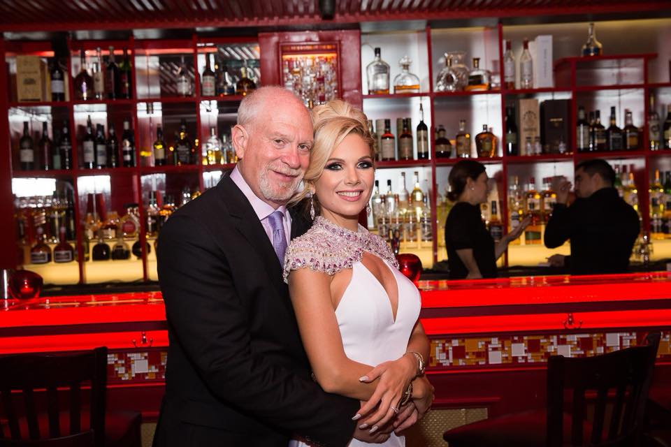 O tânără din România, Iasmina Milutinovici, s-a căsătorit milionarul ce administrează Statuia Libertăţii