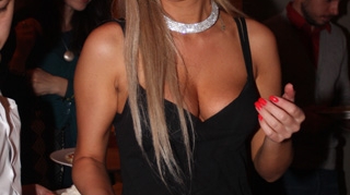 Ispitita de dulciuri si de carne, Simona Sensual nu a putut sa tina post!  A dat spanacul pe shaorma!