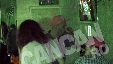 VIDEO CRBL e artist modern! Si-a facut curaj cu cateva pahare inainte de a se urca pe scena, chiar sub ochii sotiei!