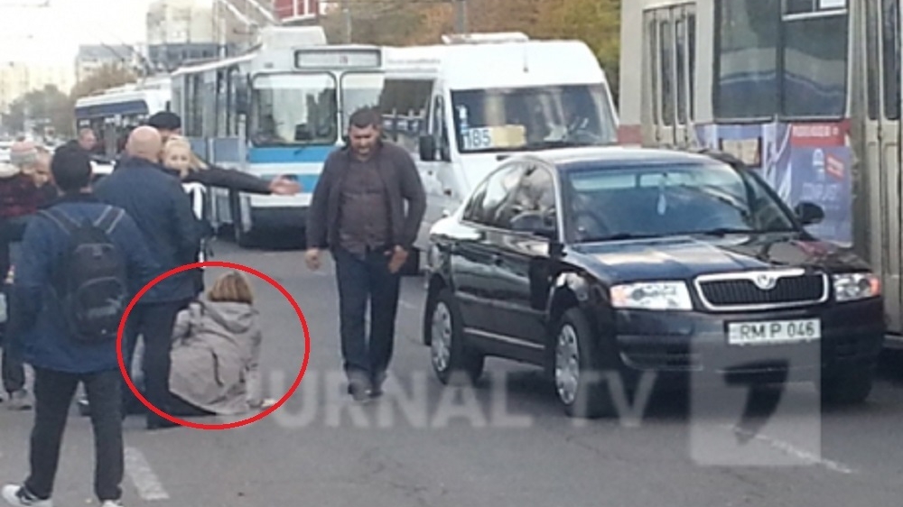 FOTO / Accident teribil! O maşină a Guvernului a lovit o femeie cu un copil în braţe! Gestul scandalos făcut de şofer după incident
