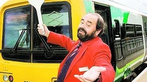 Un functionar de la o statie de cale ferata din Anglia il imita perfect pe Pavarotti. Tenorul din gara
