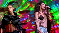 Ups, eroare! Claudia Pavel, cu sânii la vedere, după ce sutienul transparent i-a jucat o festă în timpul unui concert