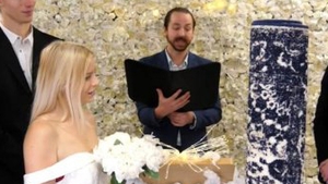 Şocant! O femeie s-a căsătorit cu un covor: "Petrec foarte mult timp îngrijindu-l"