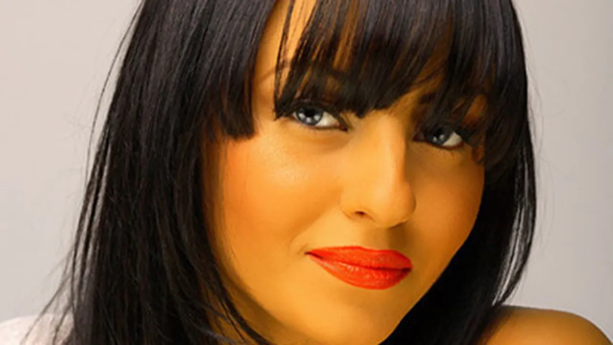 Schimbare şocantă de look! Giulia Anghelescu s-a ras in cap şi s-a afişat cu noua freză la un eveniment monden! Îi stă bine?