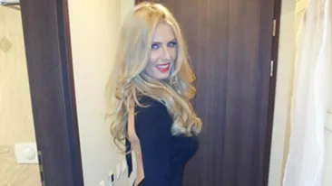 Andreea Banica pozeaza sexy pentru sotul ei in camera de hotel, abia iesita din dus si cu spatele gol!