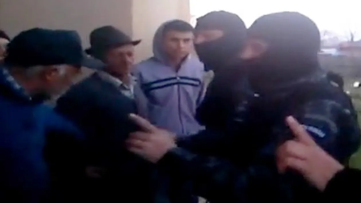 VIDEO Mai ceva ca pe stadion! Mascaţii au confundat credincioşii cu ULTRAŞII! Ce au făcut într-o biserica din Vaslui