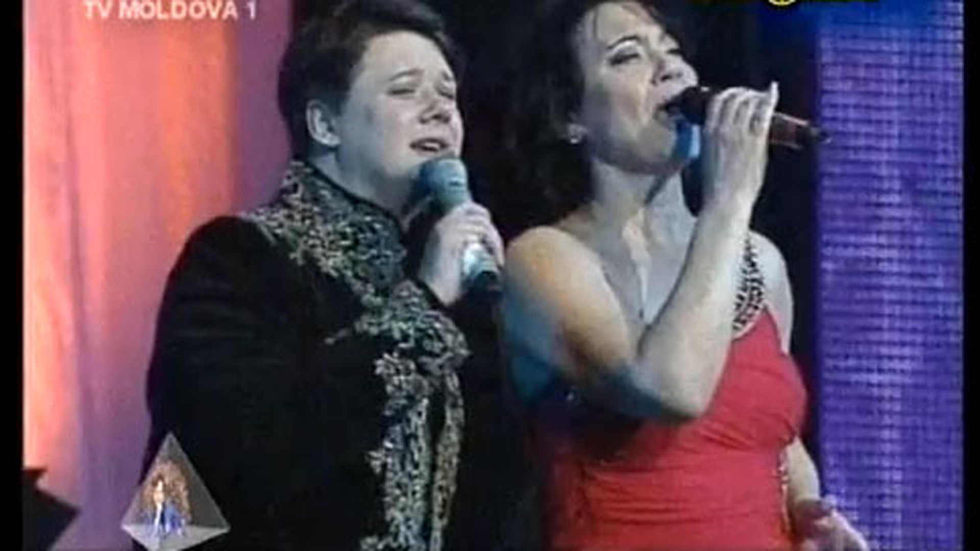 VIDEO SURPRINZATOR Lui Fuego ii plac "mamicile"! Irina Loghin, "tradata" cu mama unei cunoscute cantarete de la noi!