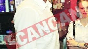 Nana Falemi face reclama moca unui parfum de 2.600 de euro