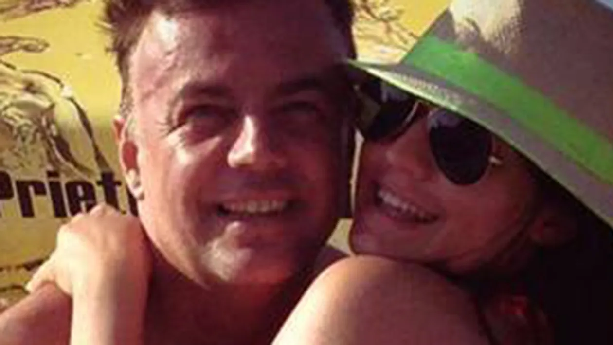 Adrian Enache, mandru de fiica lui pe litoral! Diana a pozat in costum de baie in bratele tatalui ei: Iti seamana leit