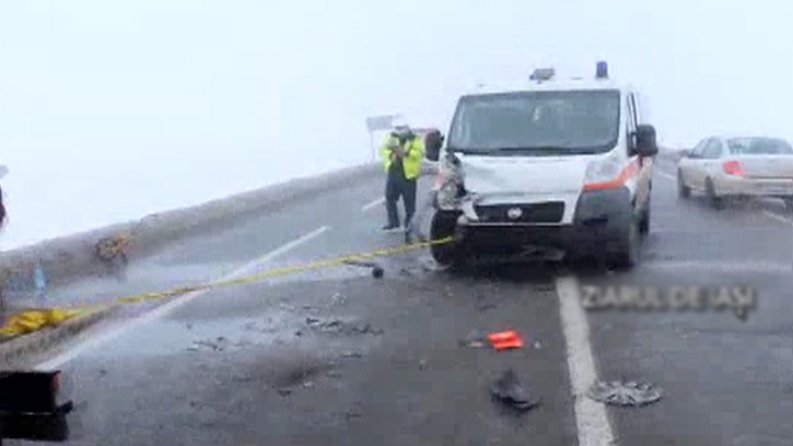 Carambol în Iaşi! O ambulanţă care transporta o gravidă, implicată în accident rutier