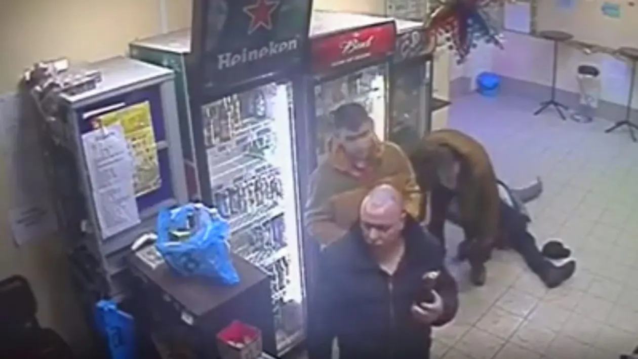 Prea tare! O barmaniță snopește în bătaie un client agresiv! Ce directe fix în figură! VIDEO