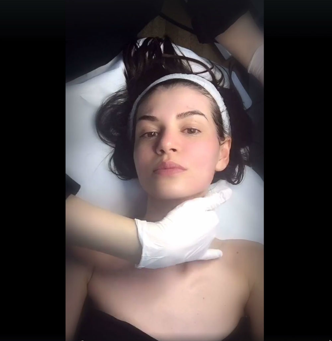 Monica Gabor a dat fuga la chirurgul estetician pentru un tratament facial