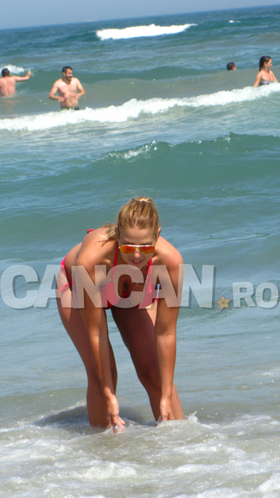 Am fotografiat-o pe ROXANA în costum de baie! A cam uitat de dietă şi s-a rotunjit!