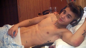 Justin Bieber nu stă bine cu nervii! După ce a urinat intr-o găleată, artistul este acuzat că a scuipat un bărbat in faţă