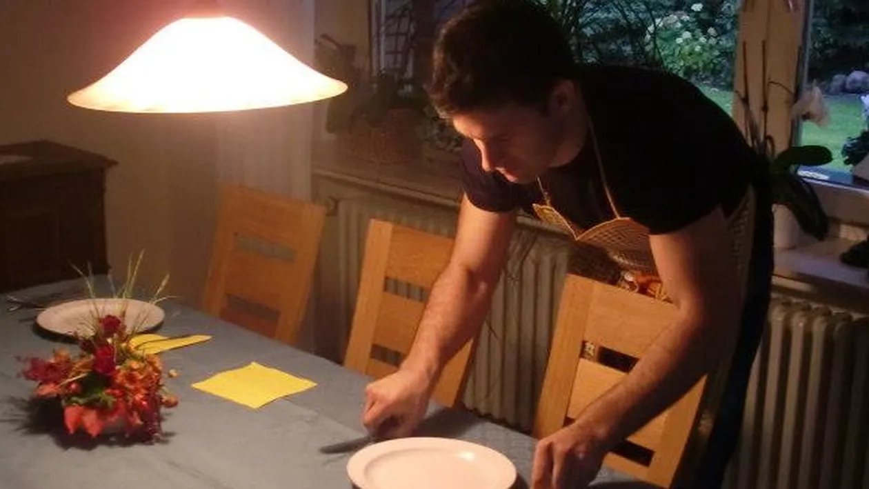 Europarlamentarul Petru Luhan si iubita sa, fiica unui important om de afaceri, au trecut la cratita. Uite-i in bucatarie!