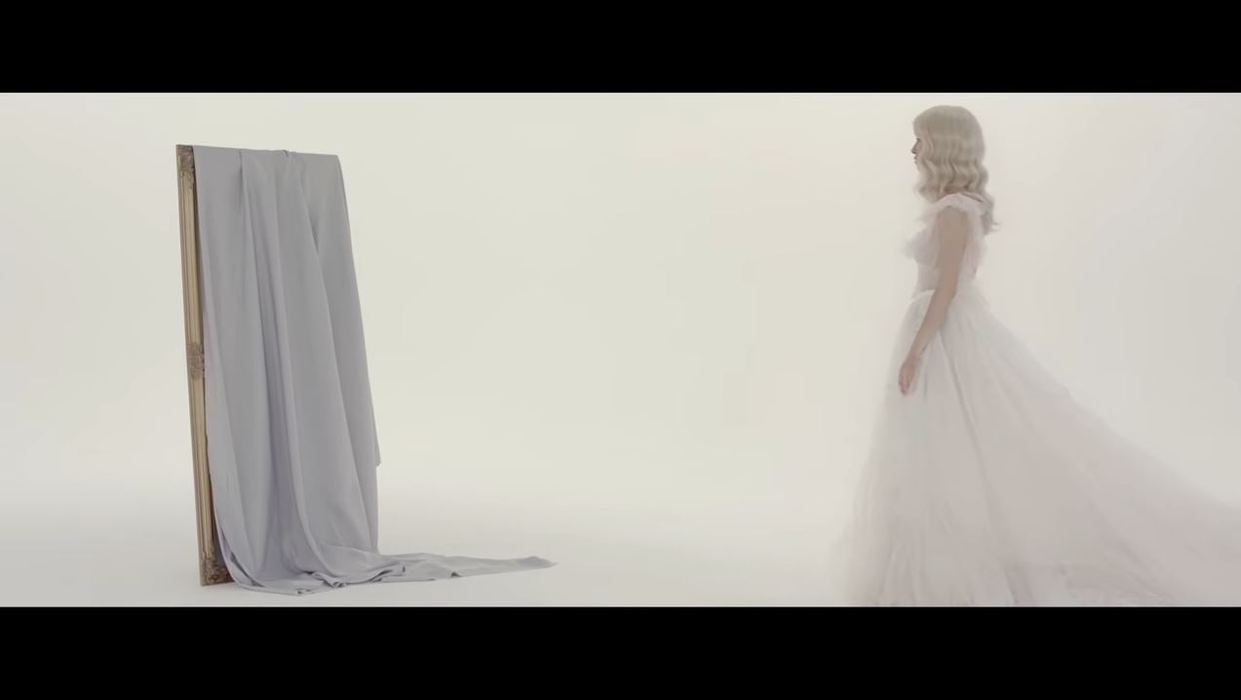 Andreea Bălan, mesaje dureroase pentru George Burcea în noua piesă, “Am crezut în basme”! Bărbatul misterios din videoclip seamănă cu tatăl fiicelor sale